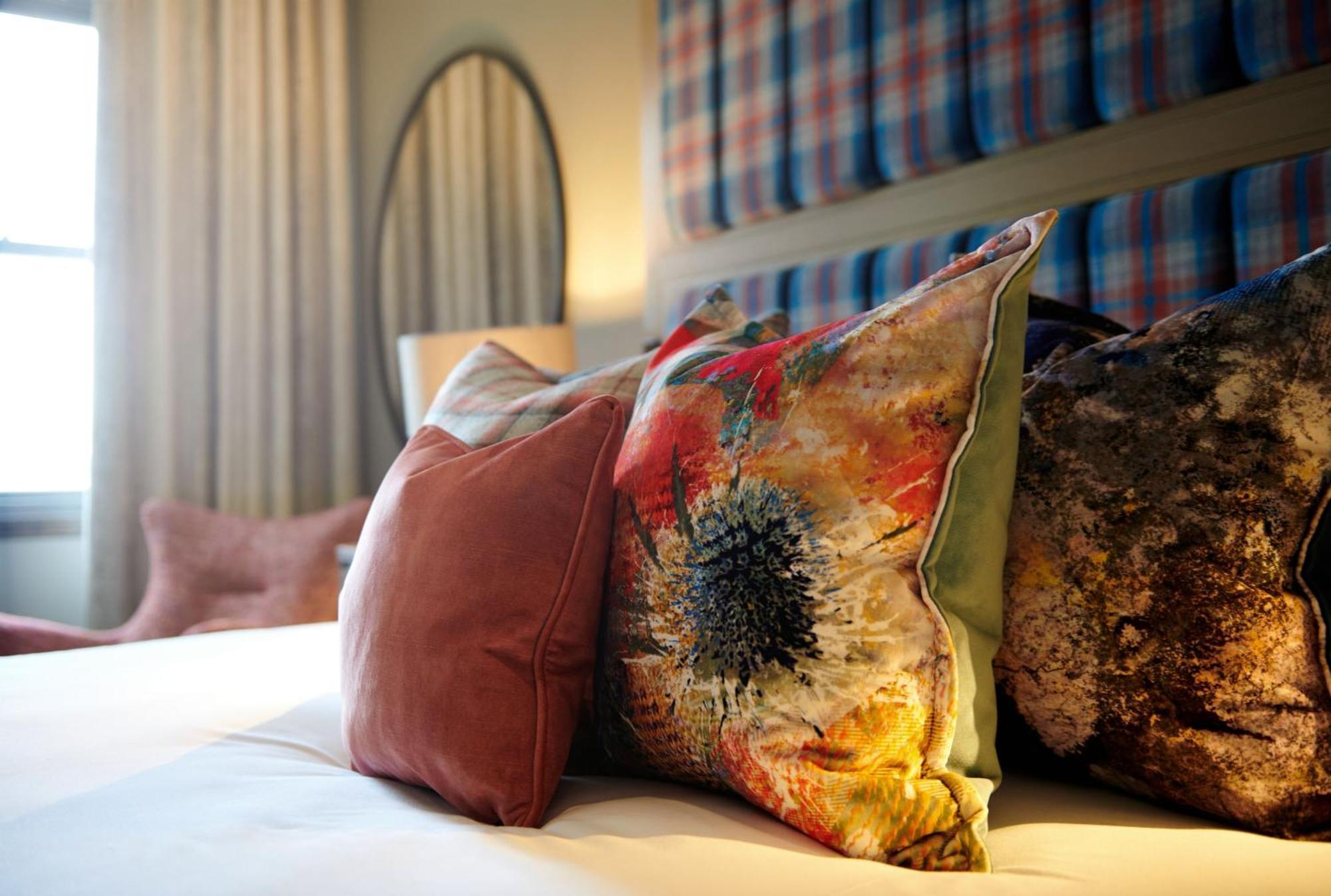 Cameron House on Loch Lomond Alexandria Exteriör bild Decorative cushions