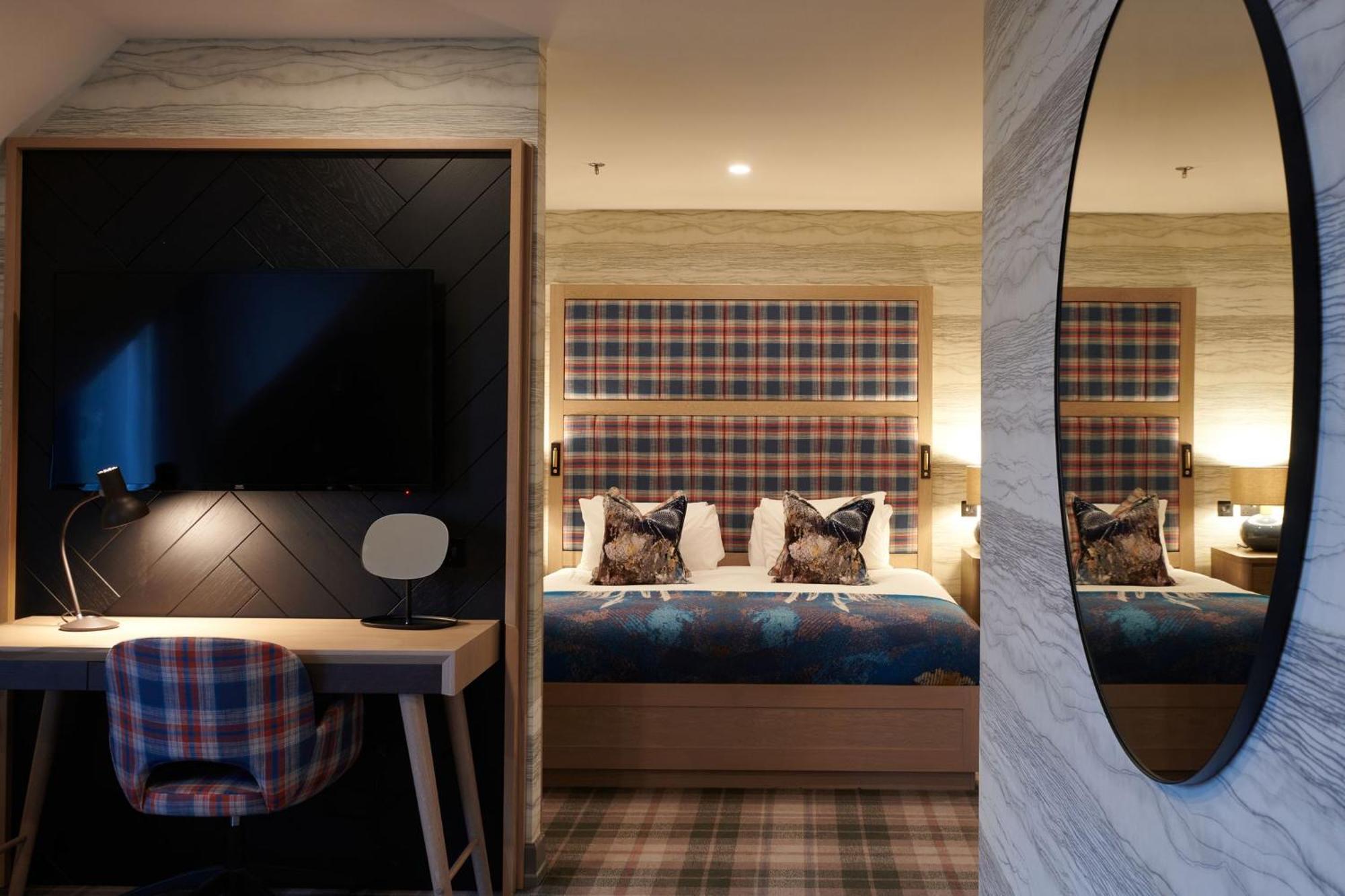 Cameron House on Loch Lomond Alexandria Exteriör bild A bedroom at the hotel