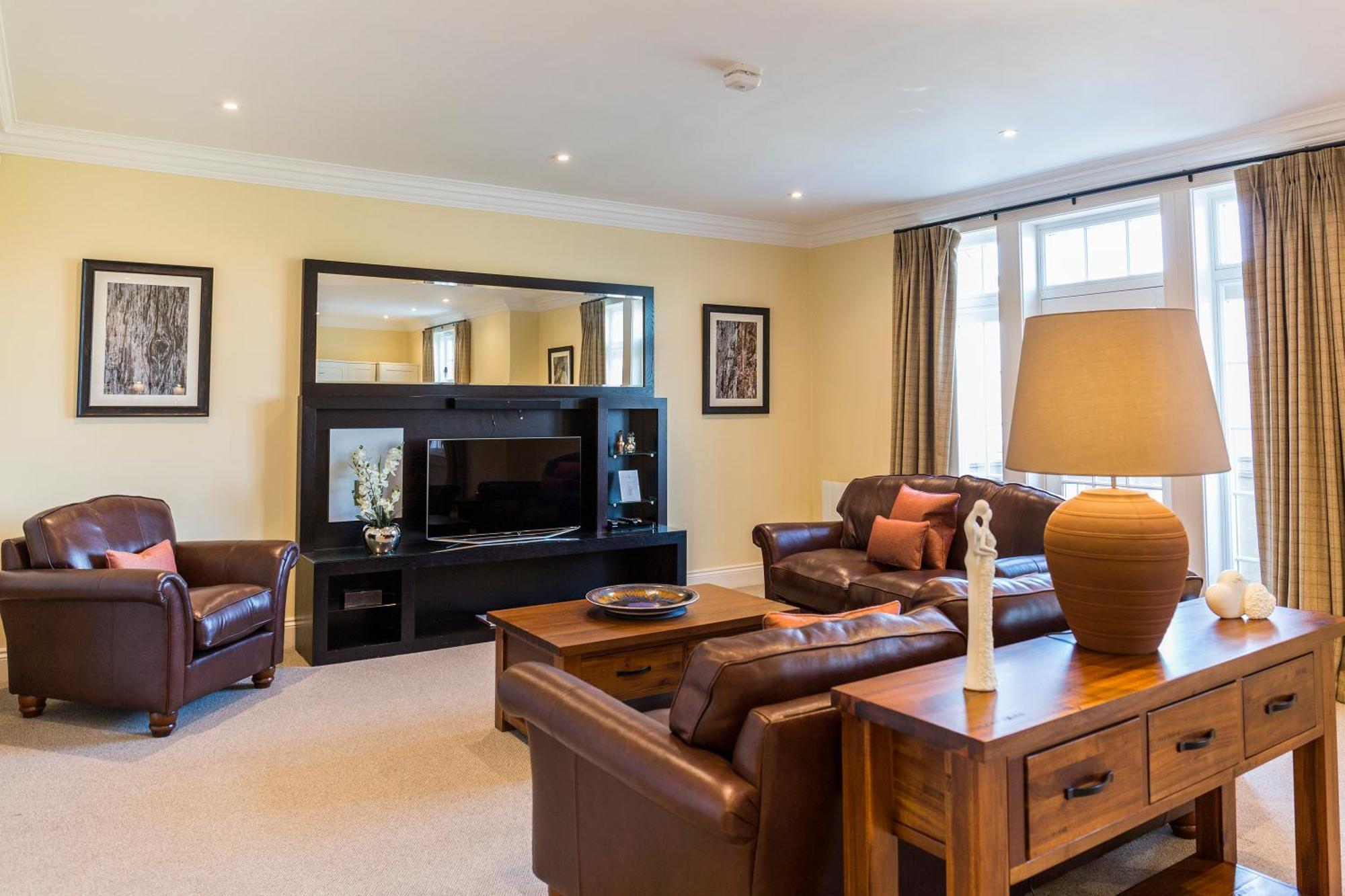 Cameron House on Loch Lomond Alexandria Exteriör bild A living room in a typical apartment at the hotel
