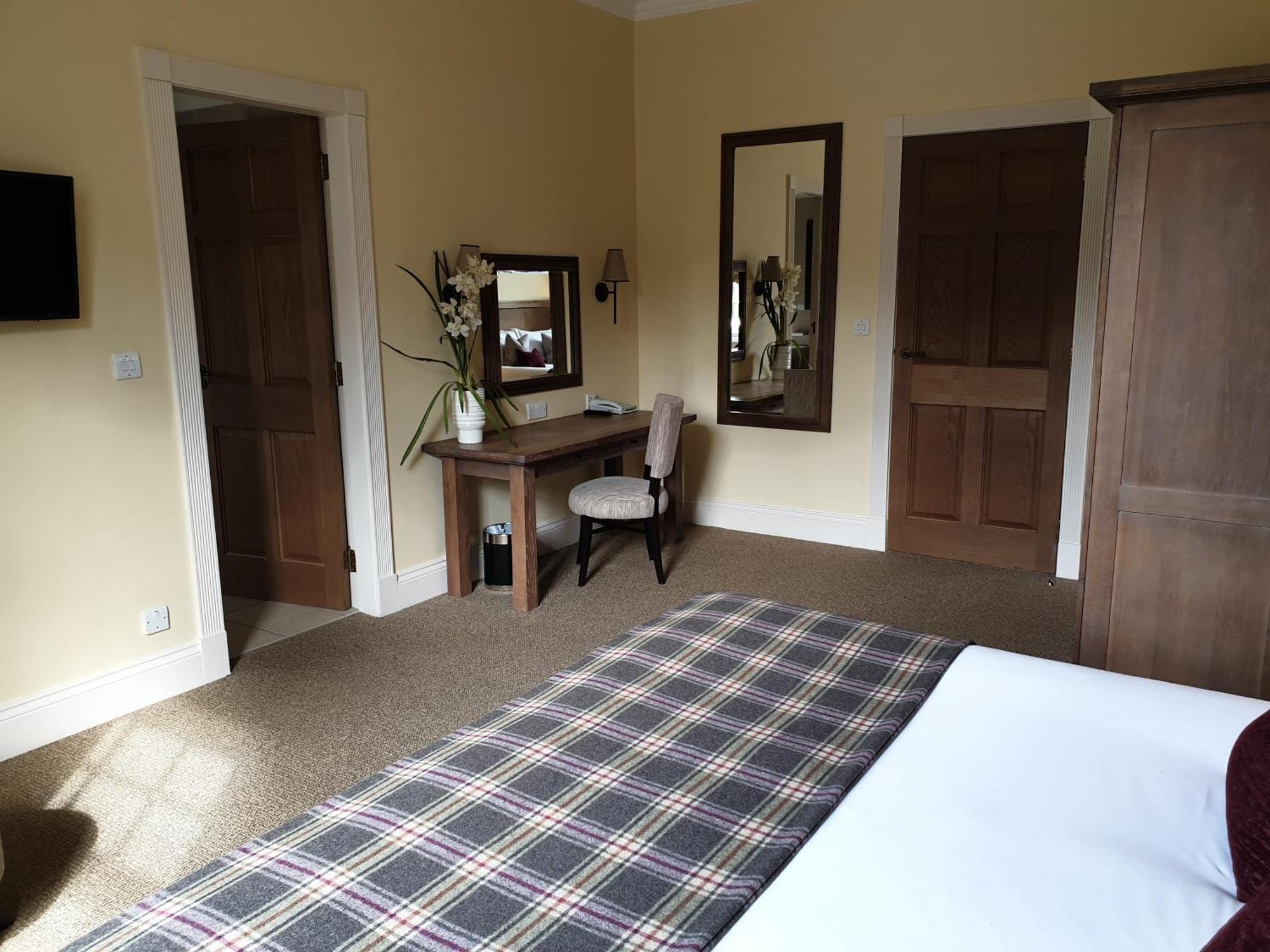 Cameron House on Loch Lomond Alexandria Exteriör bild A bedroom at the hotel